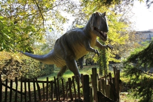 Dans les jardins, le tyrannosaure de service…