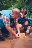 -Ah ! la cuisine en pleine nature...(photo MAT) (10-06-2000)