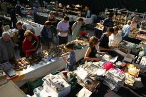 -The free distribution booth...always a big success... (10-09-2005)