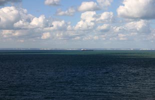 -Dover's cliffs view from Cap Gris Nez (17-09-2005)