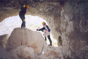 -Vladimir et Thomas à l'assaut d'un bloc de craie (photo MAT) (27-04-2002)