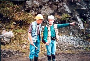 -Une calcite géante par là ! (photo MAT) (20-10-2001)