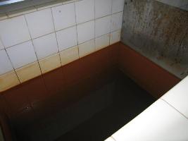 -eau colorée par les oxydes de fer à l'entrée (22-04-2006)